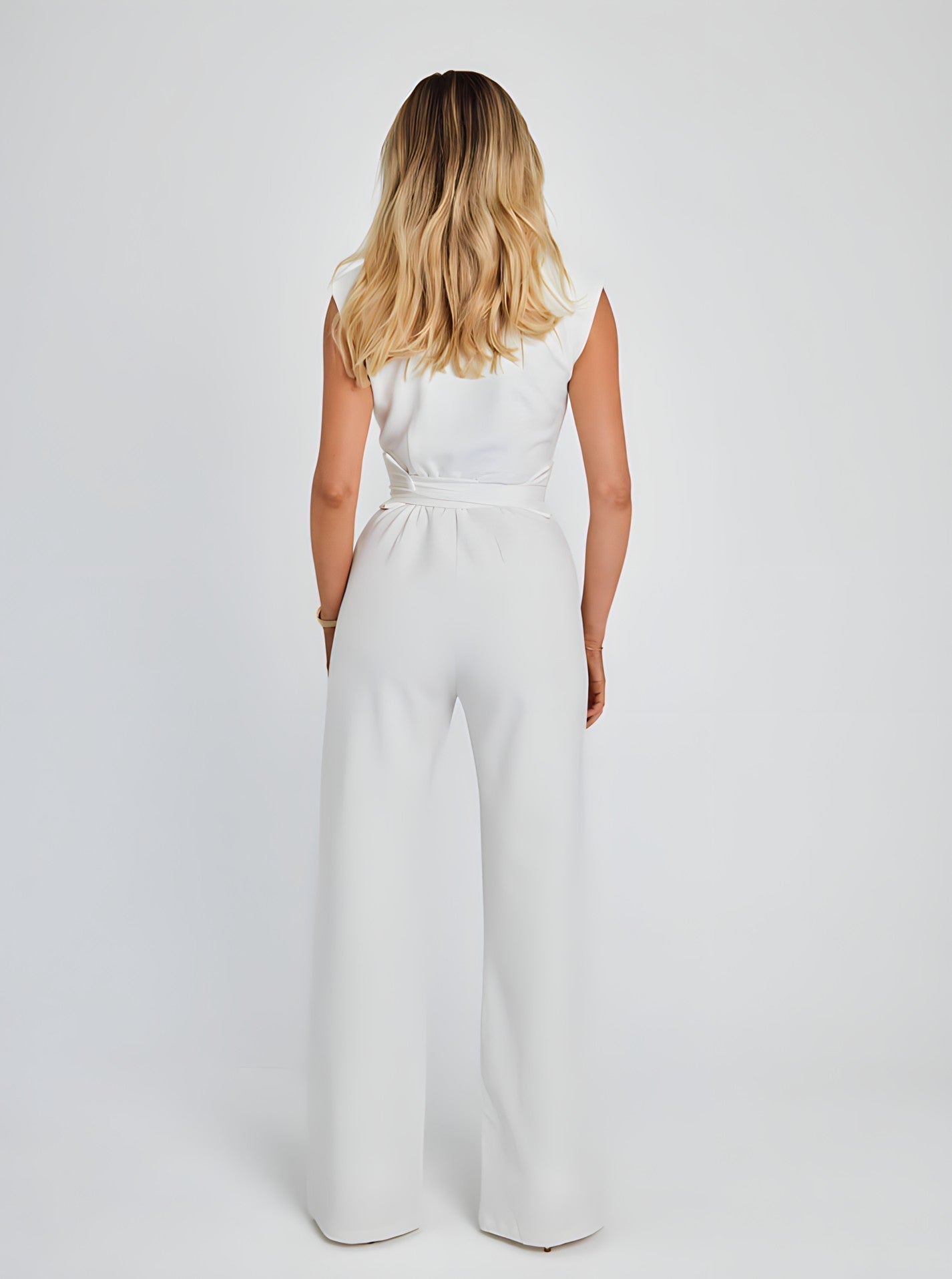 Jennifer - Ärmlös jumpsuit med knäppning i midjan